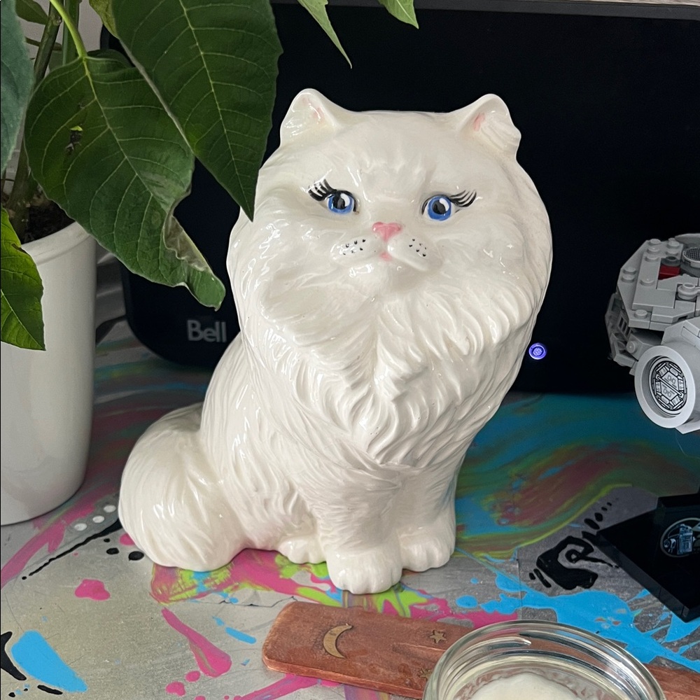 White cat statue